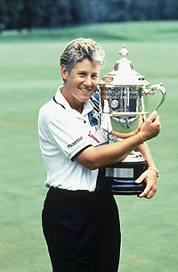 Patty Sheehan holds the U.S. Women's Open trophy following  --- b_sheehan