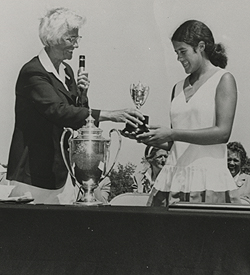 b_Lopez72GJR275x250 --- Photo shows Nancy Lopez receiving the trophy from Mrs.