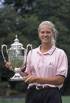 b_Hardin1998GirlsJr --- Leigh Anne Hardin holds the U.S. Girls' Junior trophy